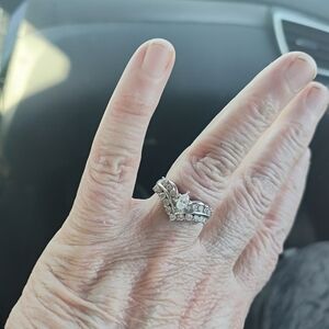 Elegant Silver Women's Ring with Sparkling Accents